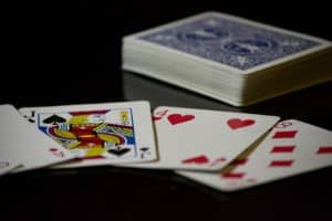 Poker Kartensatz und 4 liegen Pokerkarten