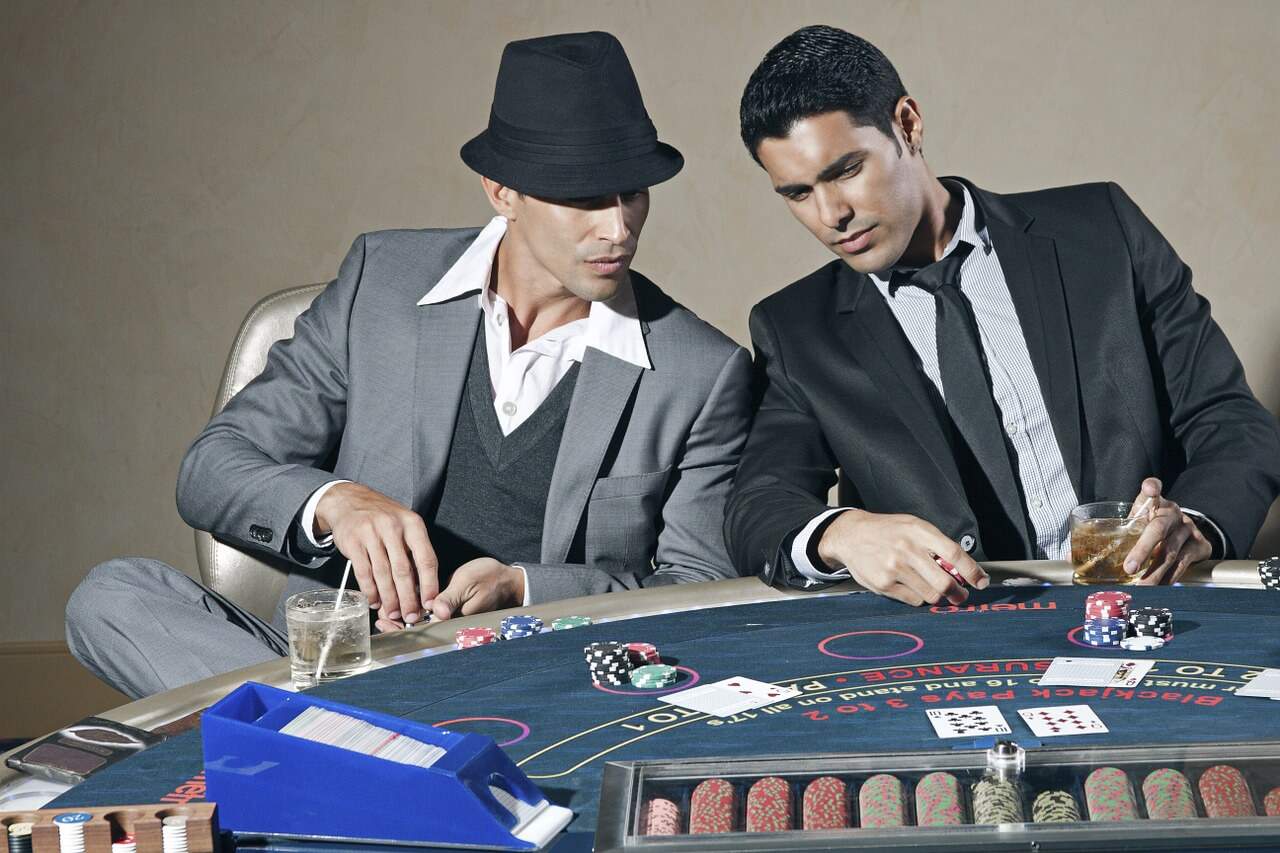 Zwei Pokerspieler mit typischen Pokerface.